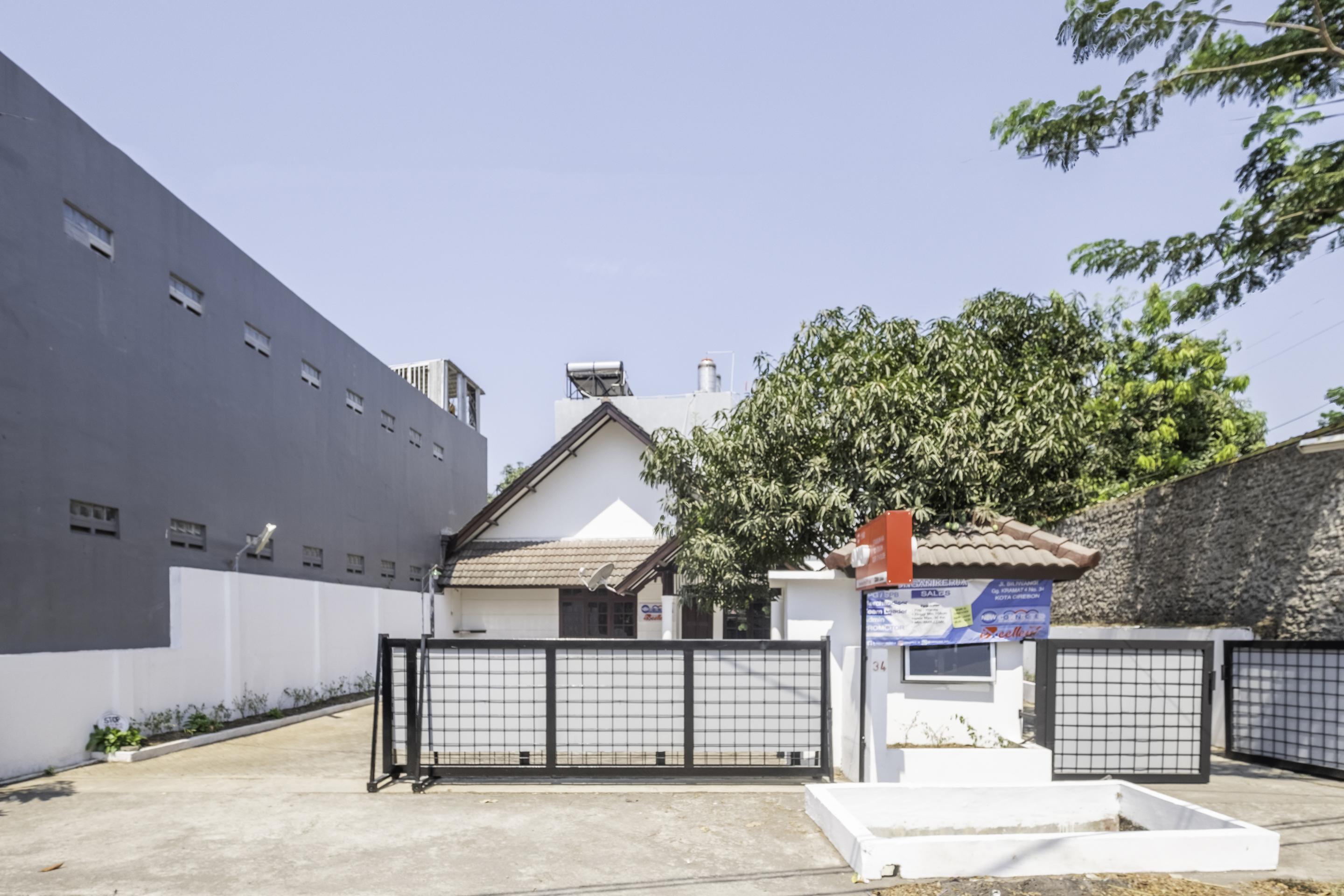 Super Oyo 1568 Stasiun Ka Cirebon Guest House Buitenkant foto